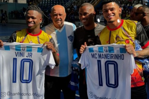 Vinicius Júnior aparece em seu clube de criação